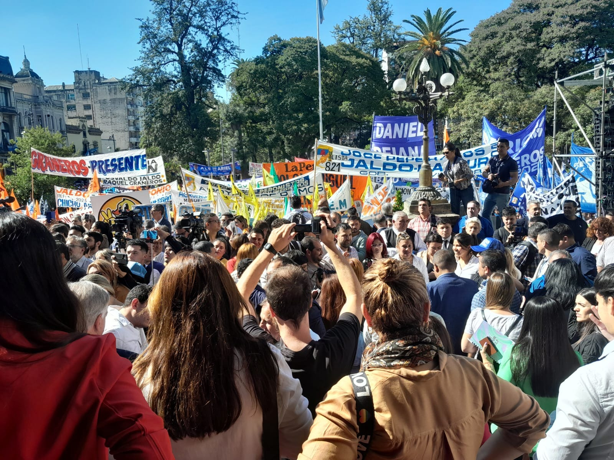 Manzur habló ante la militancia que se congregó en Plaza Independencia.