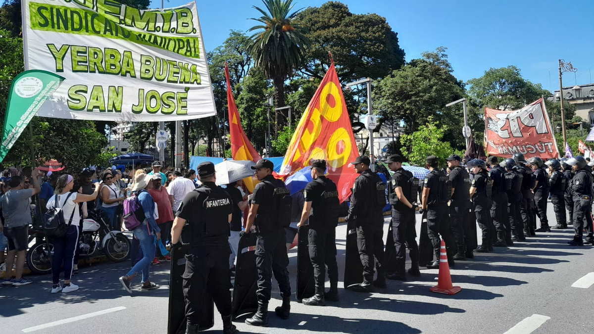 Organizaciones sociales y sectores sindicales marchan en Tucumán