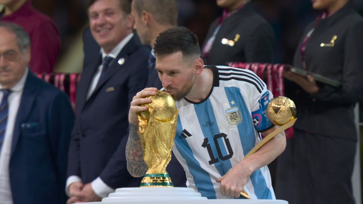 Ese beso tan esperado: Finalmente Messi tocó la Copa del Mundo
