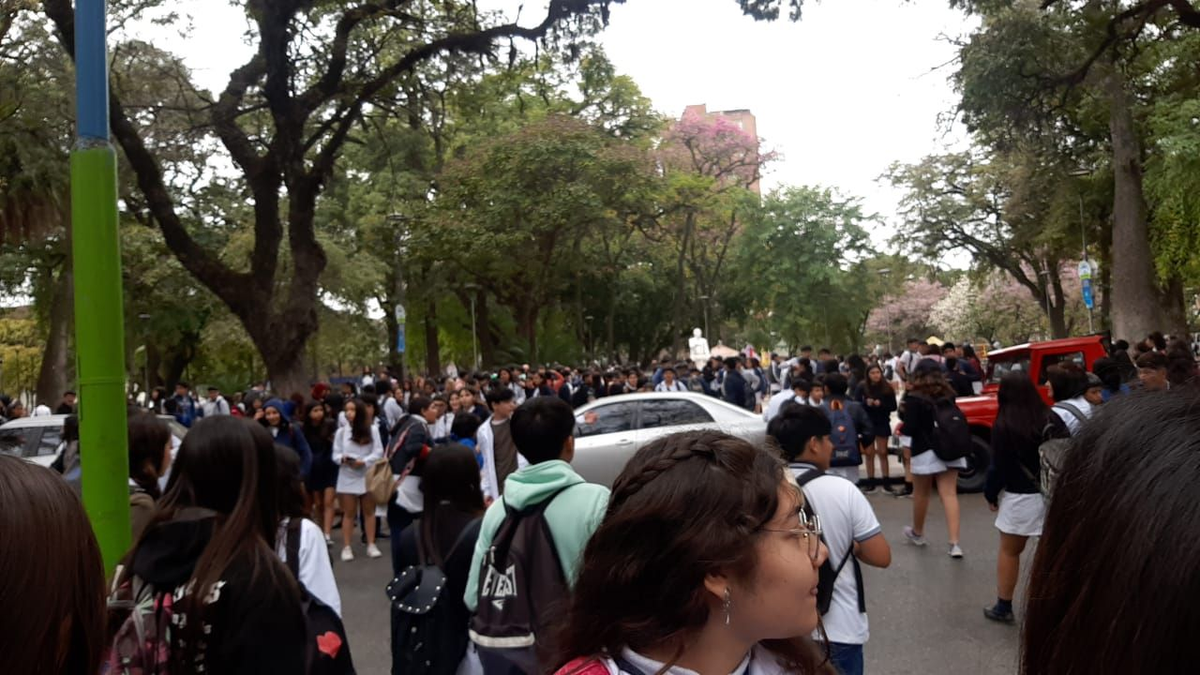 Alumnos del Colegio Nacional se encuentran en Plaza Urquiza.