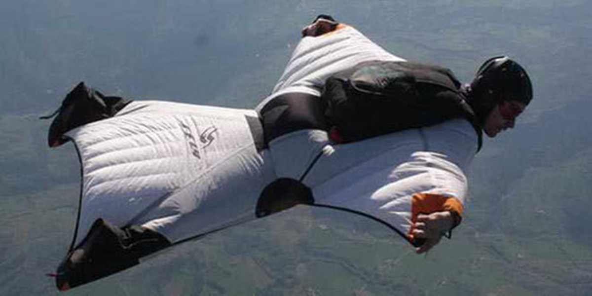 El winsuit es una modalidad del paracaidismo con traje para volar.
