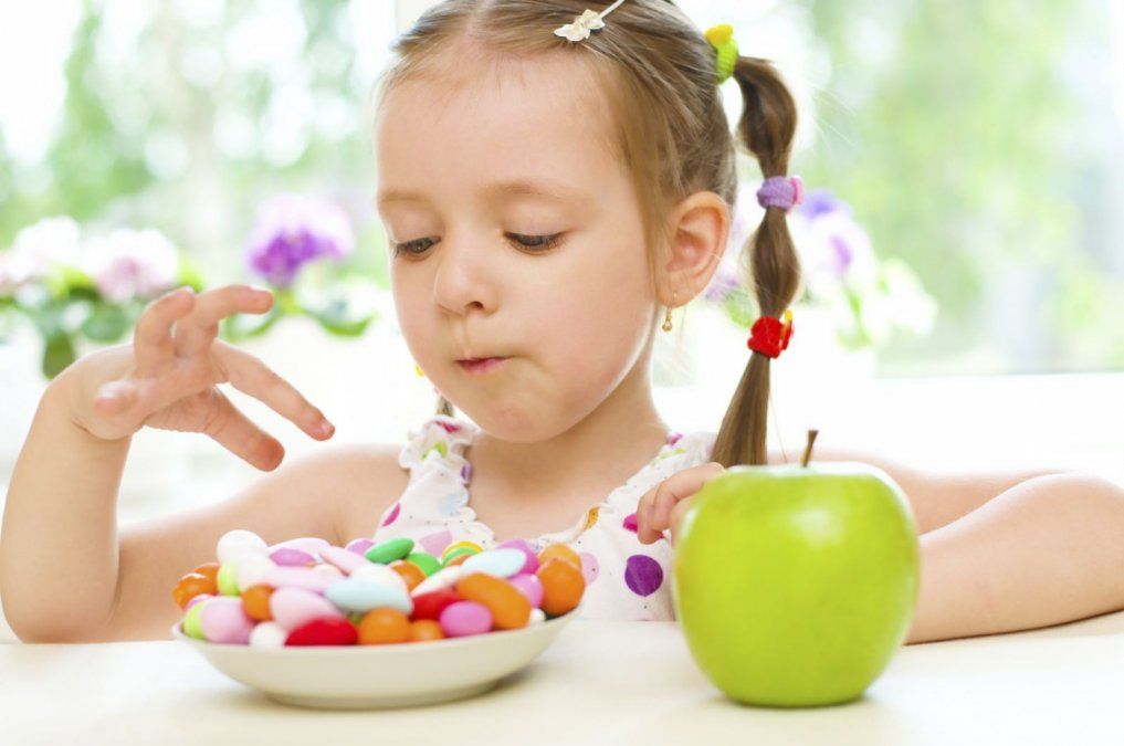 Los chicos y chicas desean alimentos no saludables inducidos por la publicidad y el marketing digital.