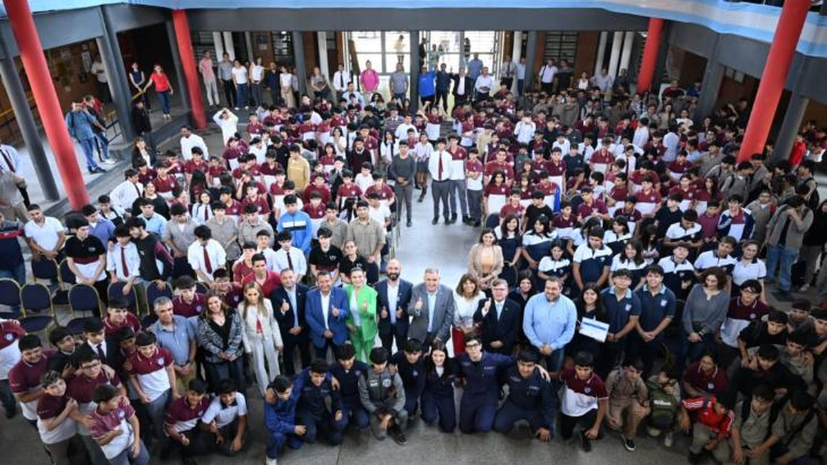 Jaldo recorrió una escuela donde los alumnos crearon un auto eléctrico