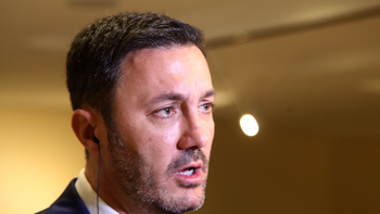 Luis Petri oficializó su renuncia al Ministerio de Defensa