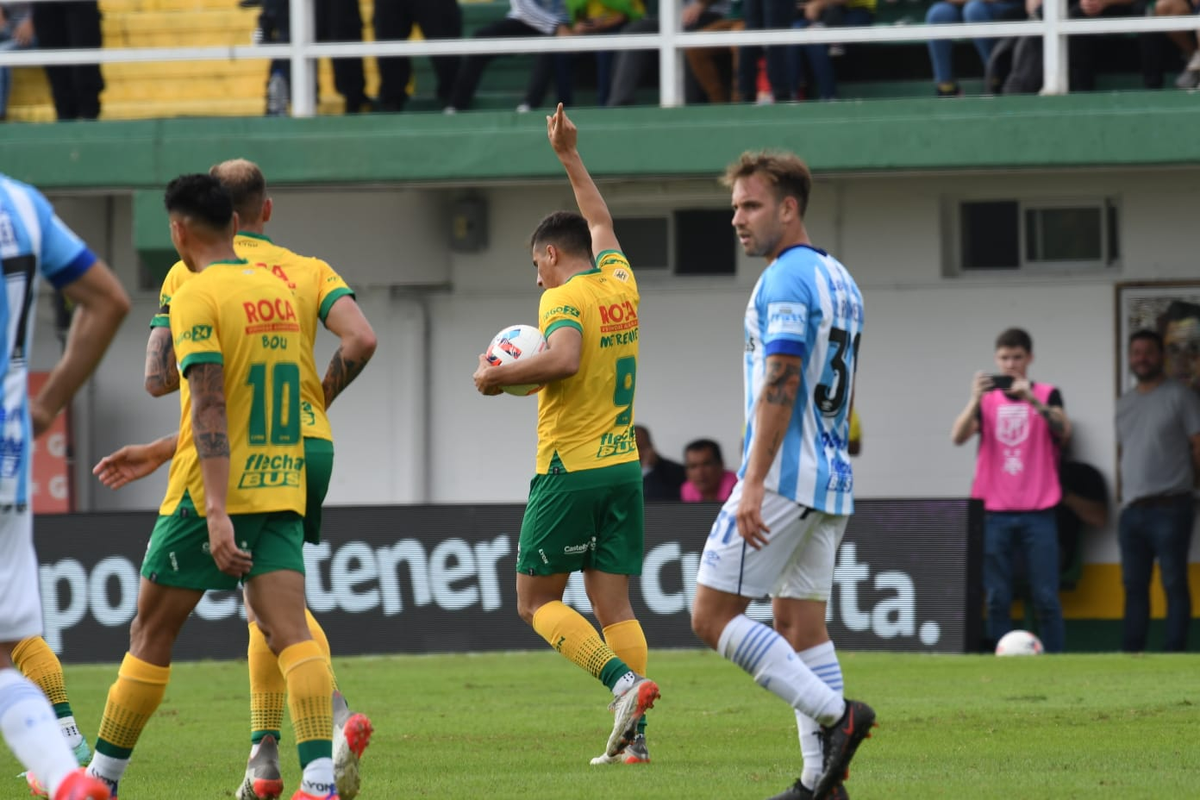 Merentiel festeja el empate ante el Decano para Defensa. Foto Twitter Defensa y Justicia. 