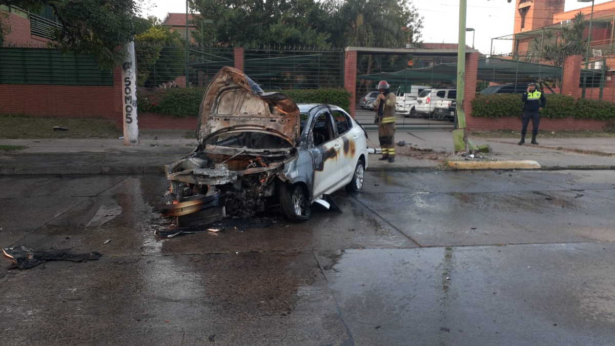 Accidente e incendio en avenida Belgrano al 3300.