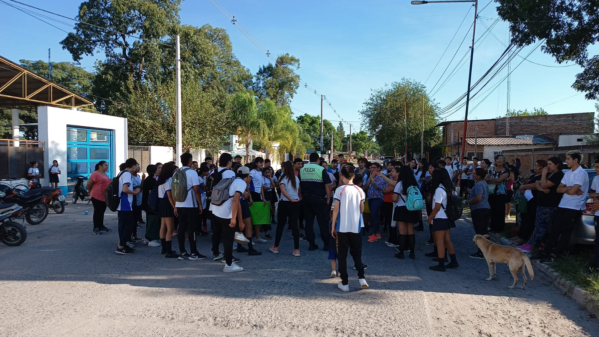 Familiares reclamaron frente a la Escuela Wenceslao Posse