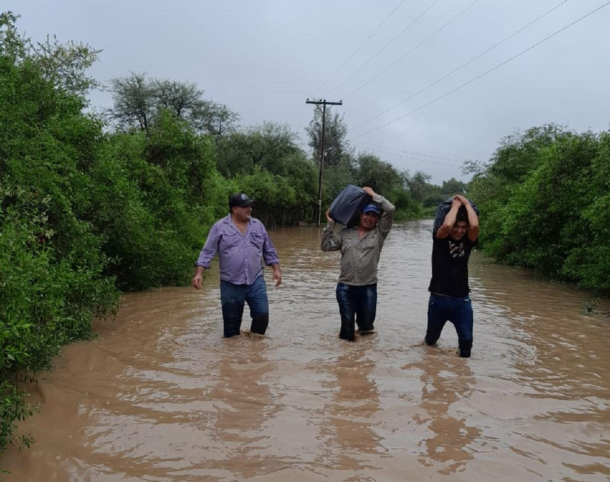 Niogasta: rescatan a 40 personas afectadas por las lluvias