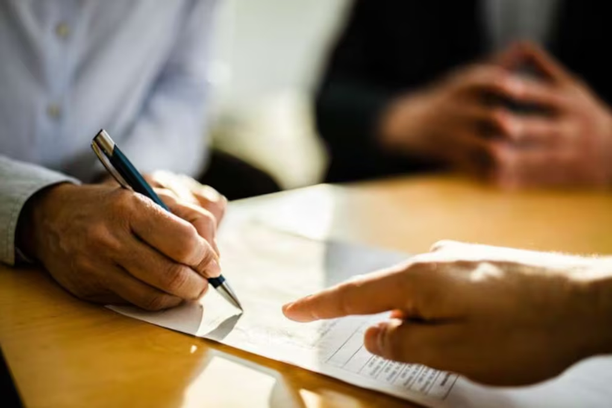 El artículo 96 de la Ley Bases habilita convenios colectivos para modificar el esquema de indemnización (Foto: Infobae) El artículo 96 de la Ley Bases habilita convenios colectivos para modificar el esquema de indemnización (Foto: Infobae)