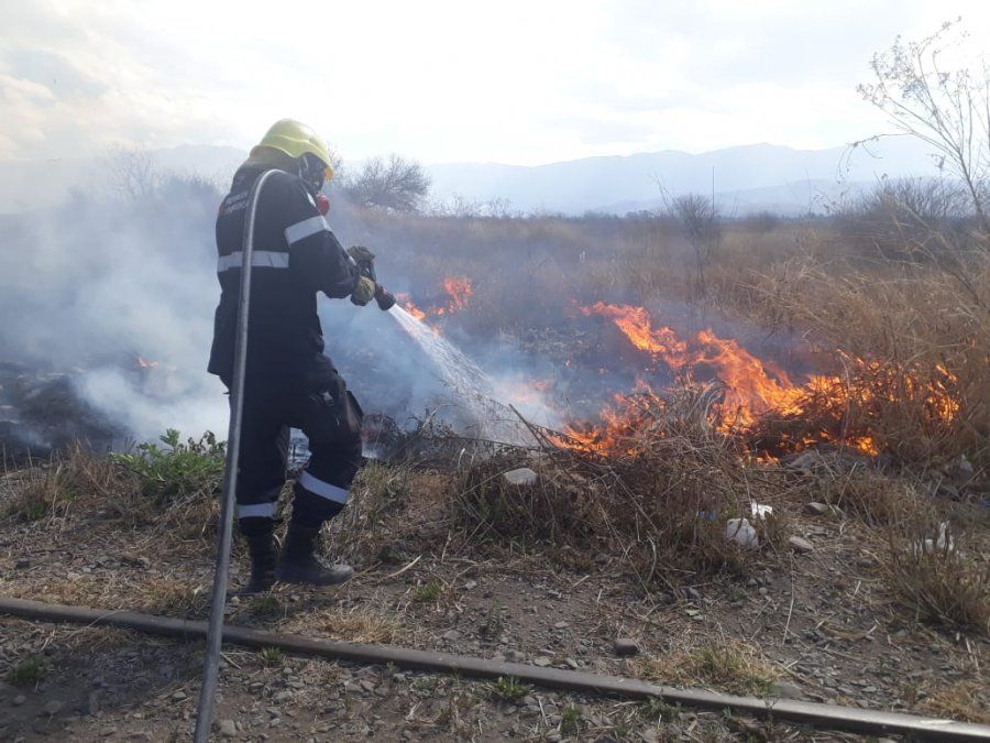 Continúan focos de incendios activos en tres provincias