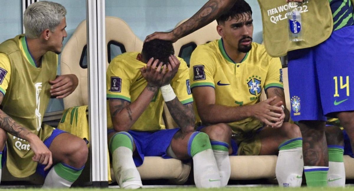 Neymar sufrió un esguince en el tobillo de su pierna derecha