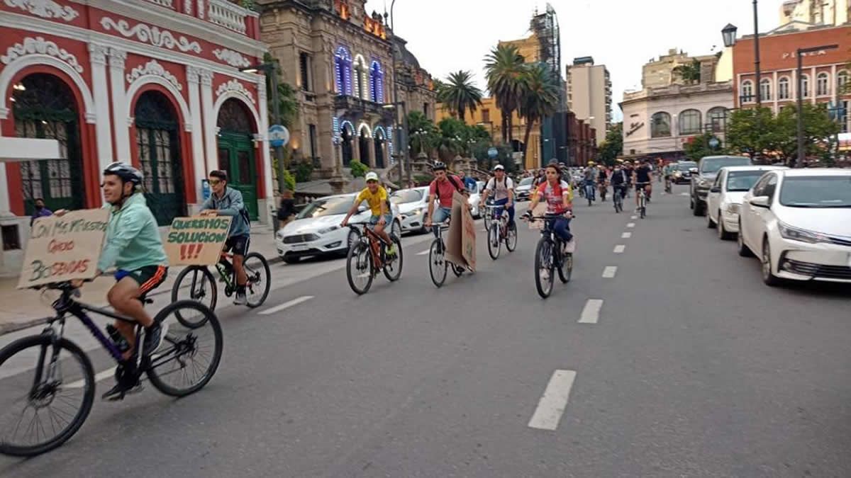 Estacionamientos deberán destinar espacios para bicicletas