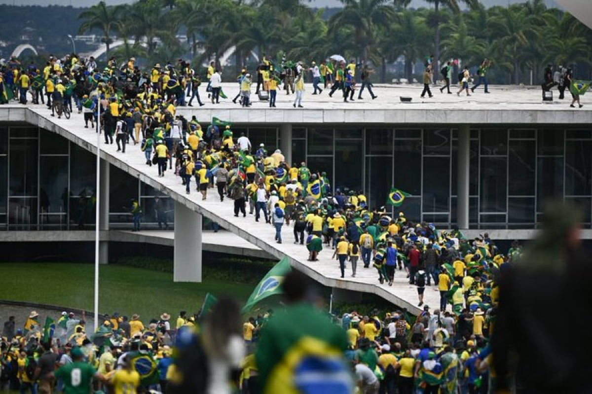 Detienen a unos 130 militantes de Bolsonaro por actos golpistas