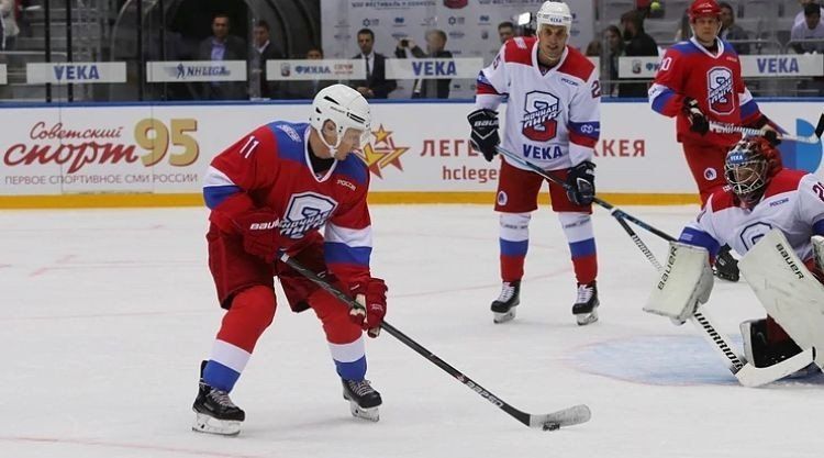 Vladimir Putin se cayó en una exhibición de hockey sobre hielo