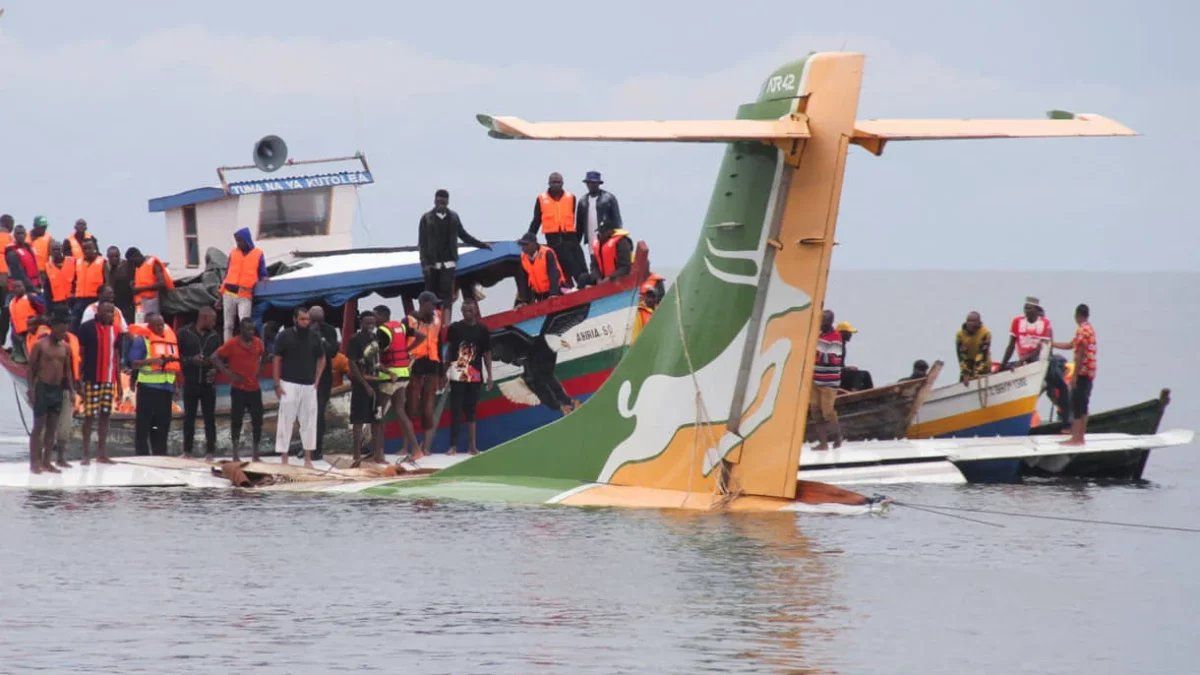 Un avión con 43 personas a bordo cayó en Tanzania