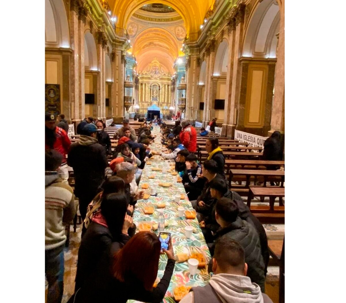 La Catedral Metropolitana abrió sus puertas para dar de comer a personas en situación de calle. (Foto: Página 12)