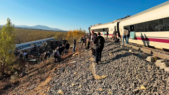 España: Al menos 64 muertos en un choque de trenes