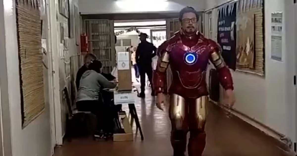 Perlitas de las elecciones: un hombre votó disfrazado de Iron Man