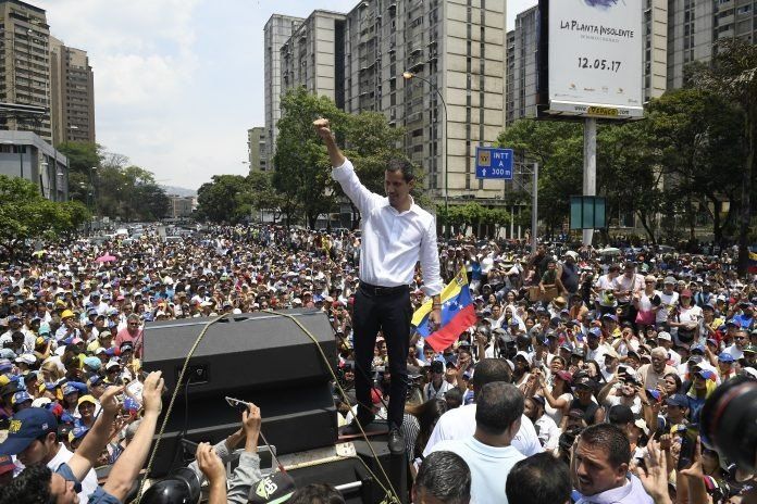 Maduro tiene un pie fuera de Venezuela