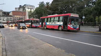 Protesta de los choferes de la línea 131 en Plaza Independencia