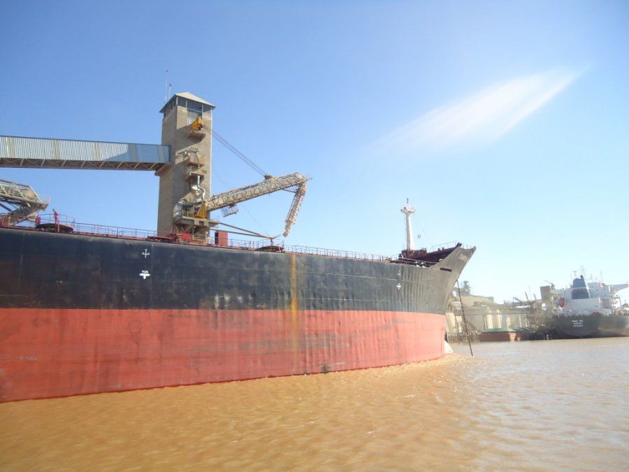 El puerto rosarino sufre desde junio un bajo nivel de la vía navegable.
