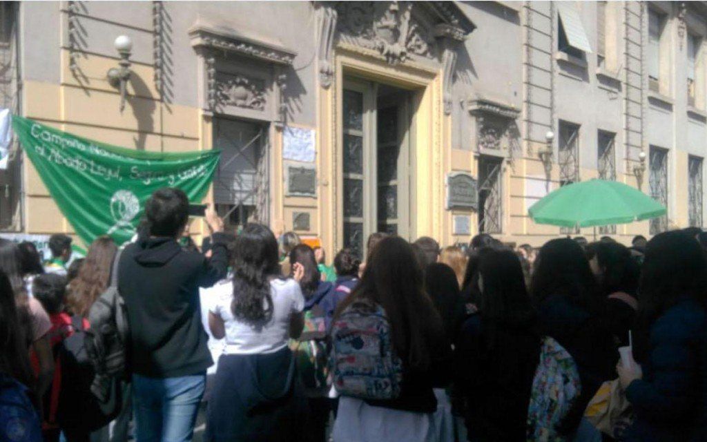 Desmienten que se haya amonestado a alumnas del Illia por el uso de pañuelos verdes