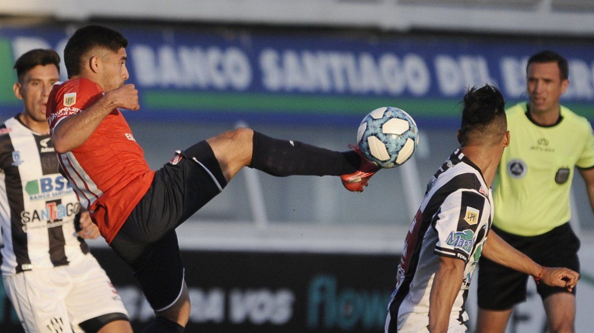 Independiente no lució pero debutó con victoria en Santiago