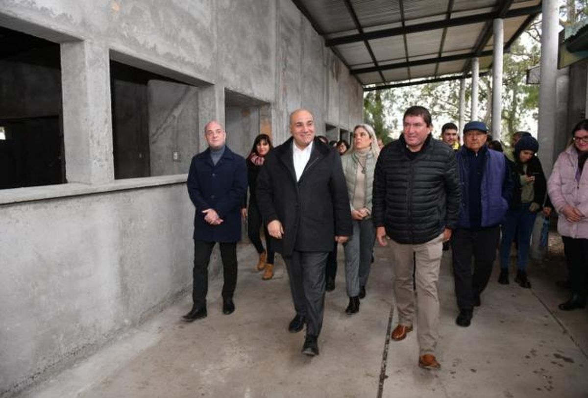 "Estas son obras largamente esperadas. De 35 alumnos pasarán a ser más de 140”, celebró Juan Manzur.