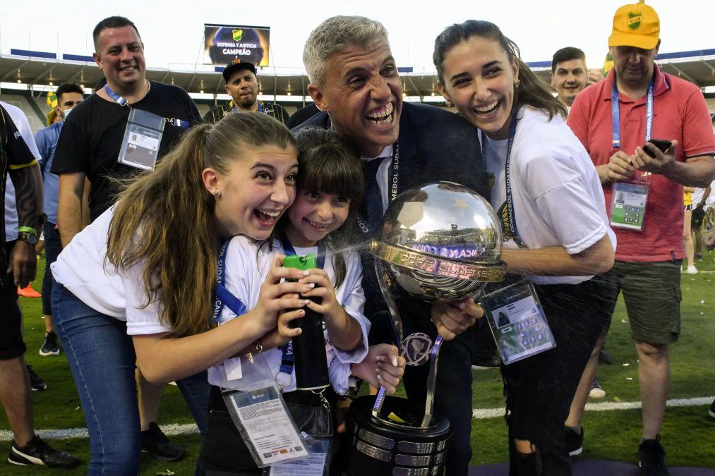 Hernán Crespo junto a sus hijas y a la Copa Sudamericana.