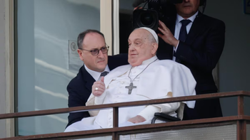 El papa Francisco recibió el alta médica y saludó a los fieles
