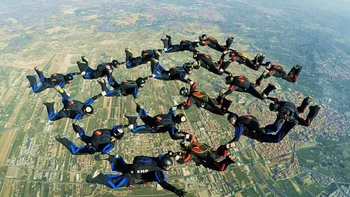 Tucumán se prepara para batir un récord de paracaidismo