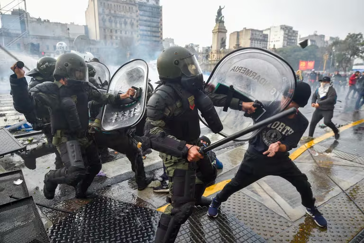 Manifestantes antigubernamentales chocan con la policía afuera del Congreso, mientras los senadores debaten proyectos de ley promovidos por el presidente argentino Javier Milei (Foto: Infobae) Manifestantes antigubernamentales chocan con la policía afuera del Congreso, mientras los senadores debaten proyectos de ley promovidos por el presidente argentino Javier Milei (Foto: Infobae)