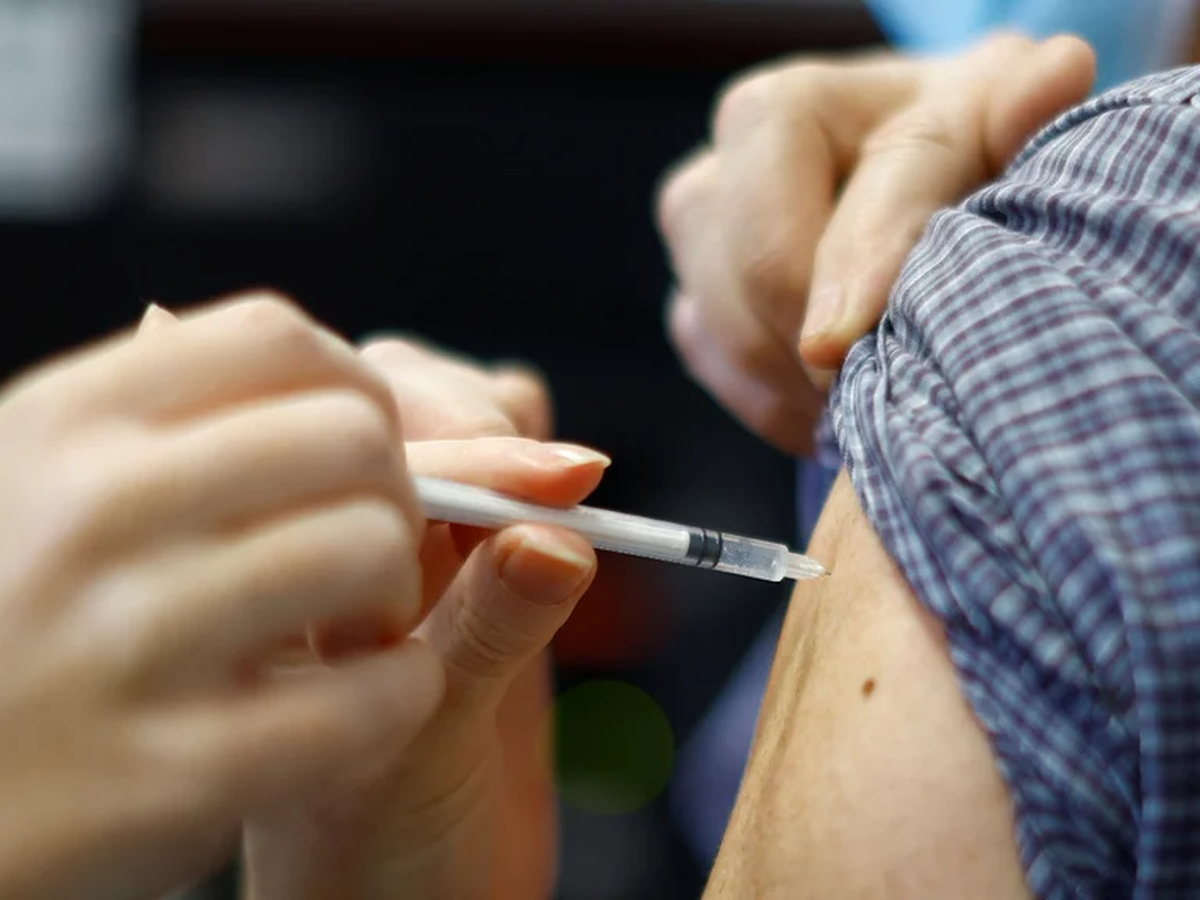 Vacunas bivalentes: qué son y para qué edades están autorizadas.