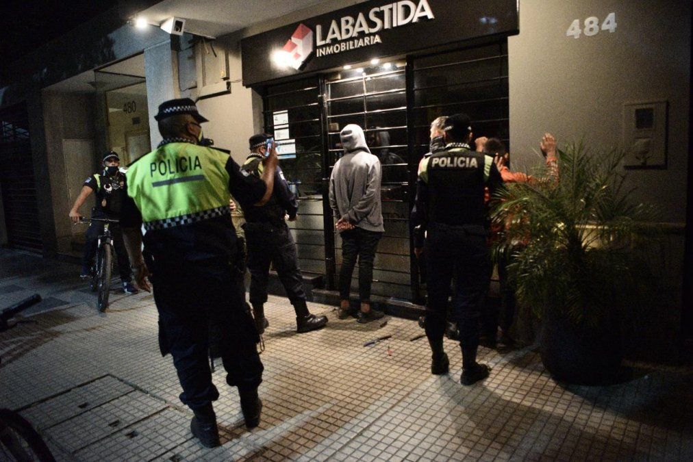 Esta tarde en Plaza Urquiza demoraron adolescentes y les secuestraron armas blancas. Foto: lagaceta.com