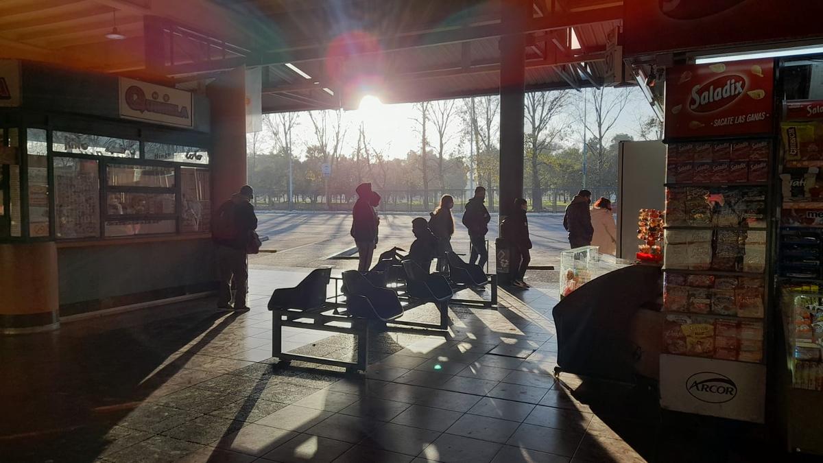 Desde temprano se observaba gente en la Terminal de Ómnibus de la provincia.