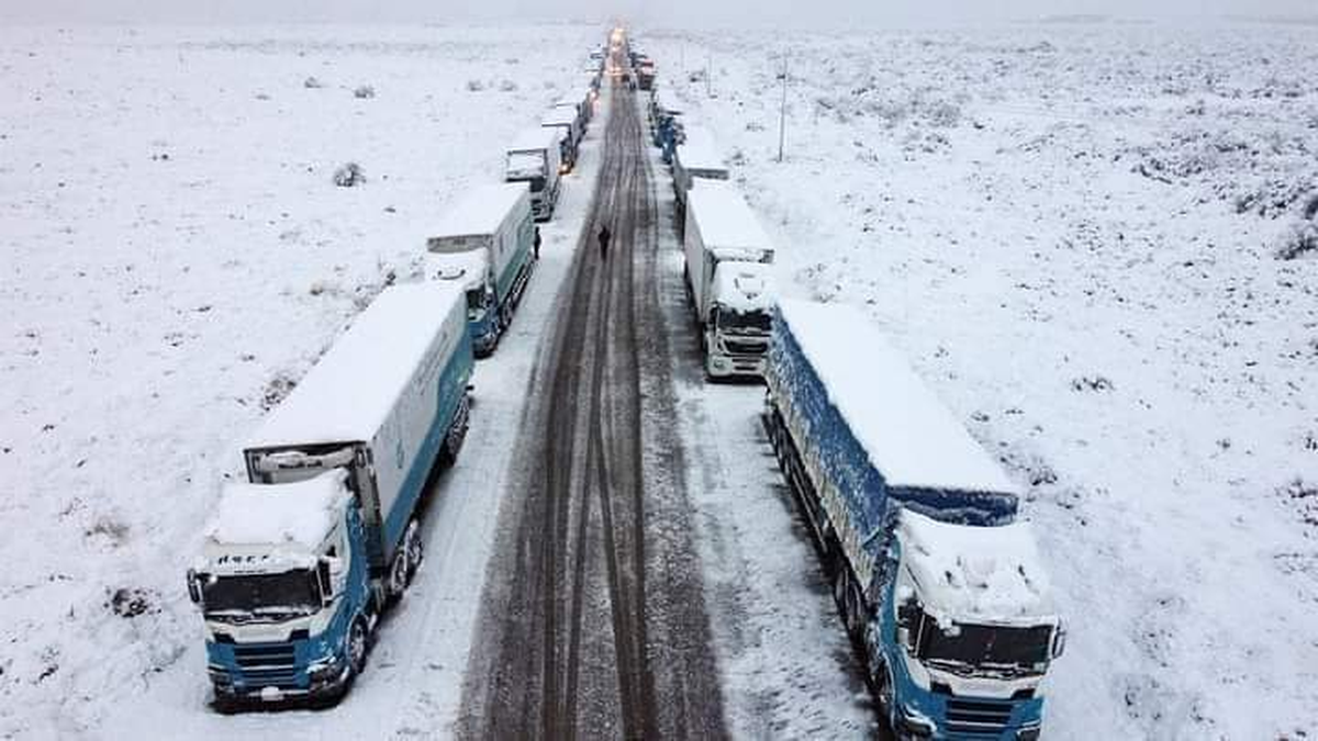 Temporal de nieve en Mendoza: hay 2800 camiones varados