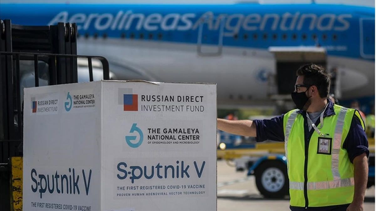 Llegan más vacunas: este sábado parte un vuelo a Rusia
