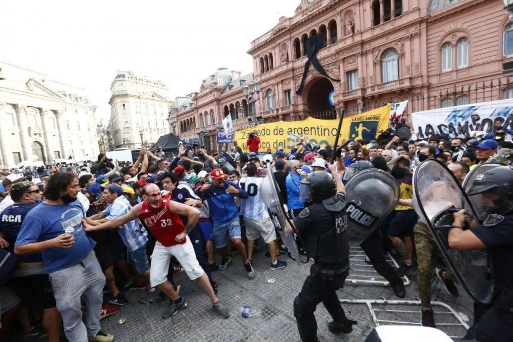 Despedida a Maradona: incidentes entre la policía y la gente