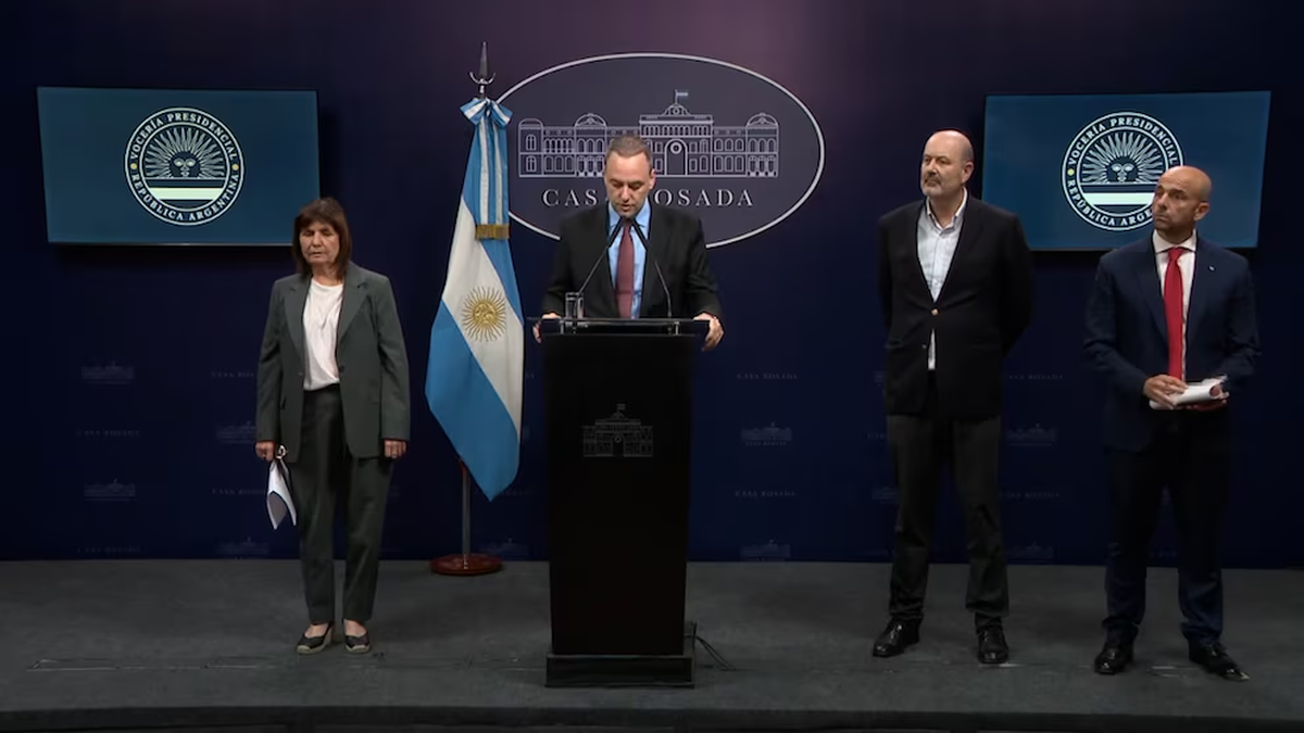 Manuel Adorni anuncia la desregulaci&oacute;n del servicio de rampa en los aviones, junto con Patricia Bullrich, Federico Sturzenegger y Franco Mogetta. (Foto: Infobae)
