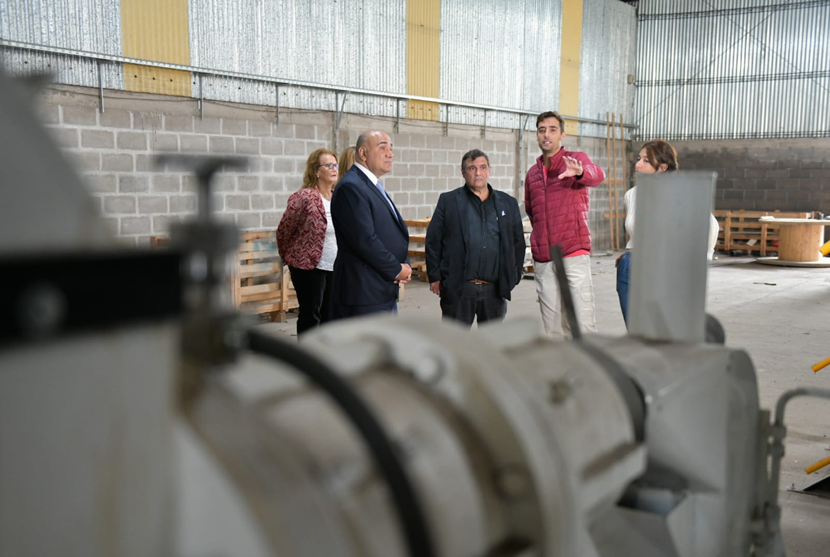 Con pavimento e iluminación, jerarquizan la Colonia 3 de Lules.