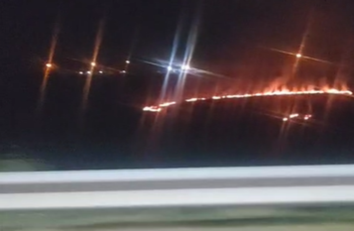 Preocupación por quema de pastizales cerca del camino al aeropuerto