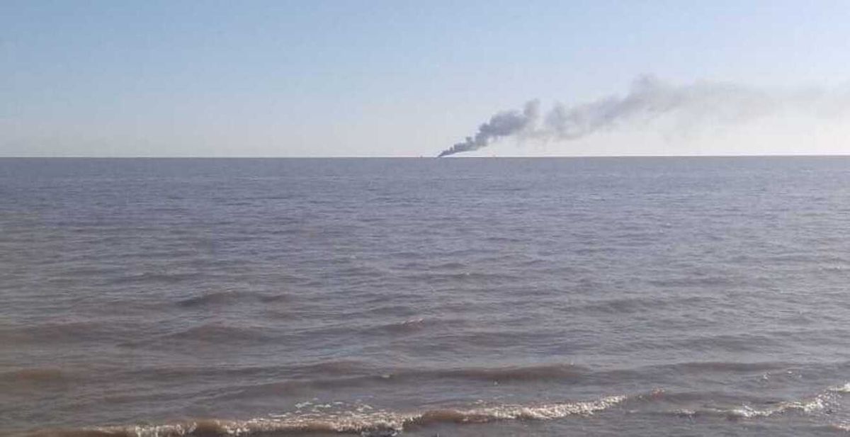 Río de la Plata: Rescataron a tripulantes de la embarcación que se incendió