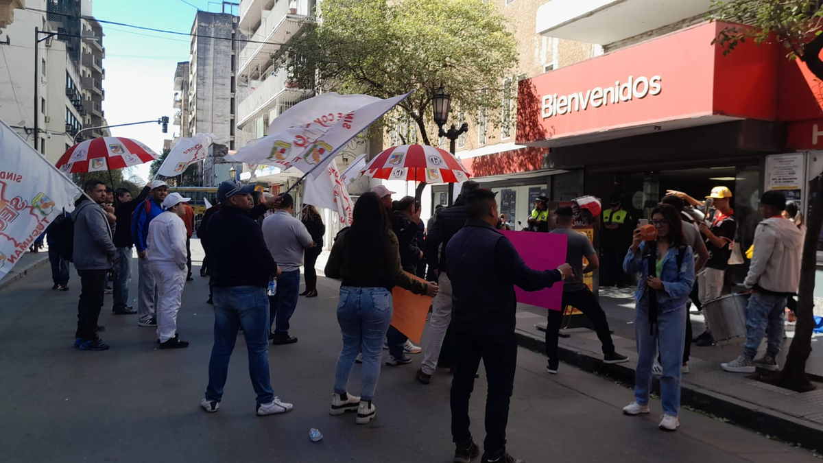 Empleados de Carrefour protestaron en calle San Martín