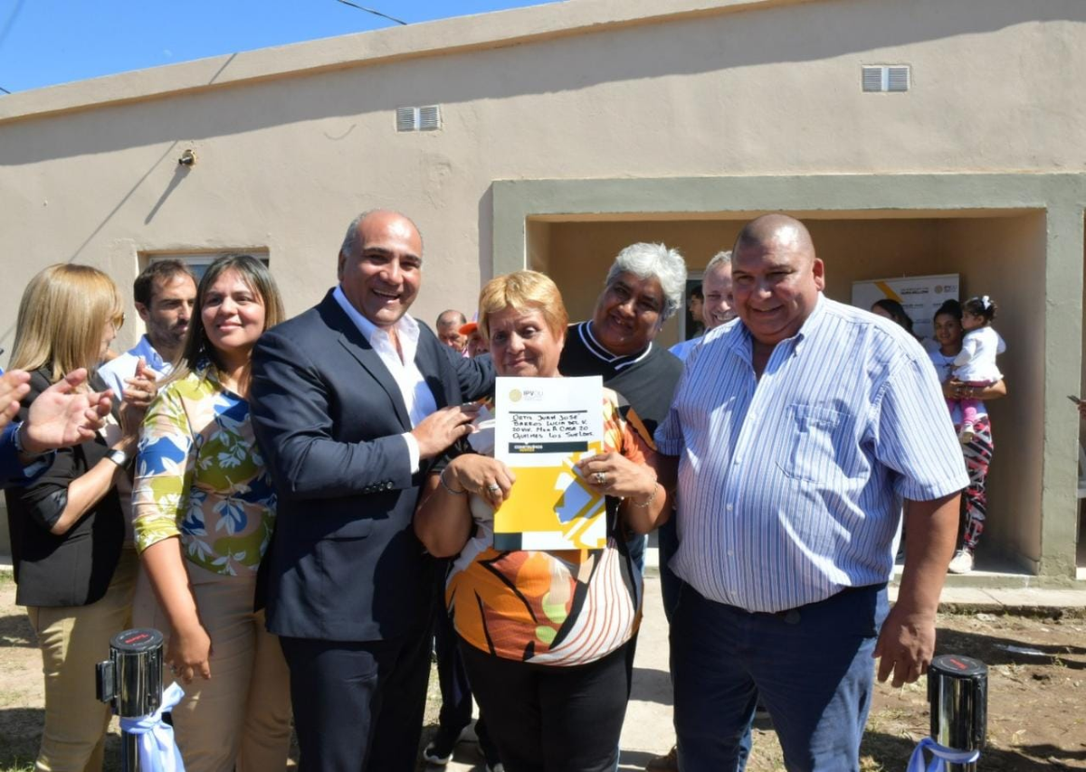 El gobernador Juan Manzur entregó hoy 20 viviendas a familias de la comuna rural de Quilmes y Los Sueldos, departamento Leales.