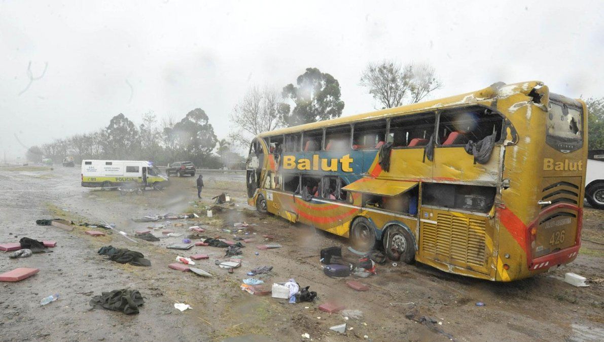 Así quedó el colectivo que protagonizó el accidente en la autopista. (Foto La Gaceta) 
