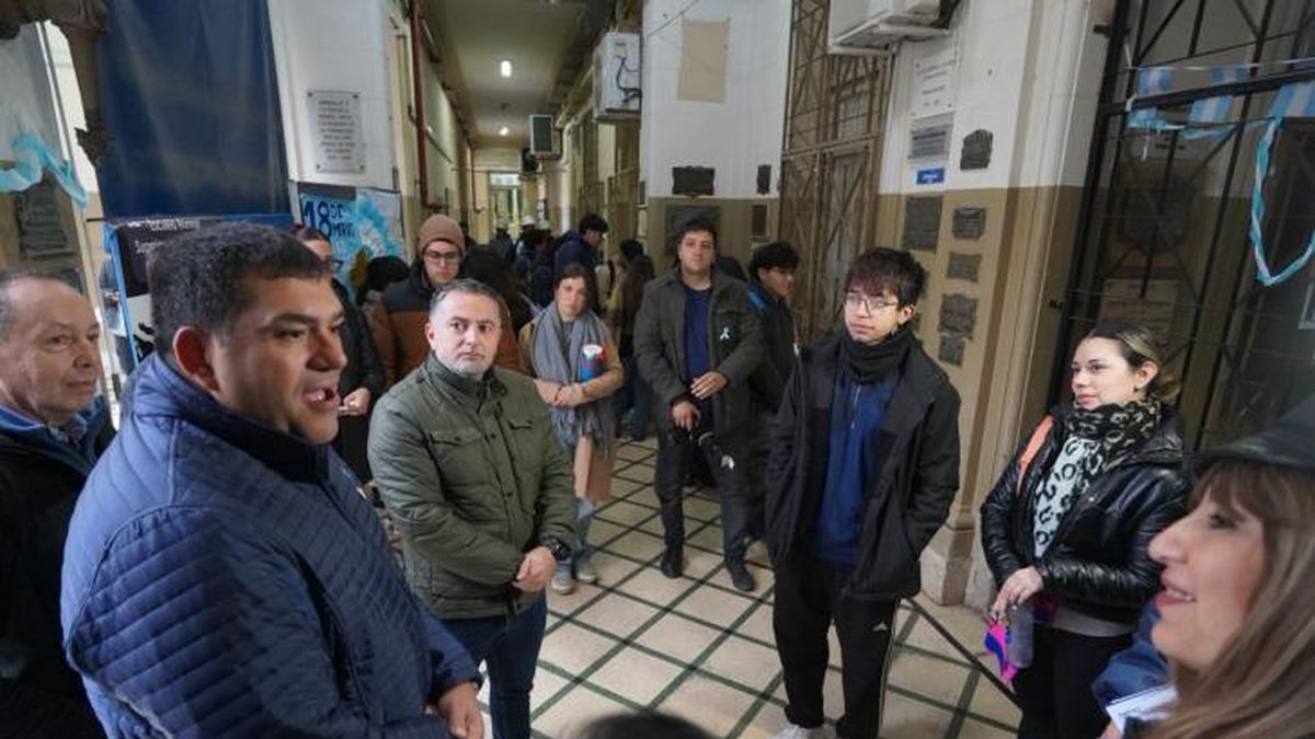 Escuela Normal: iniciaron tareas de mantenimiento y entregaron mobiliario