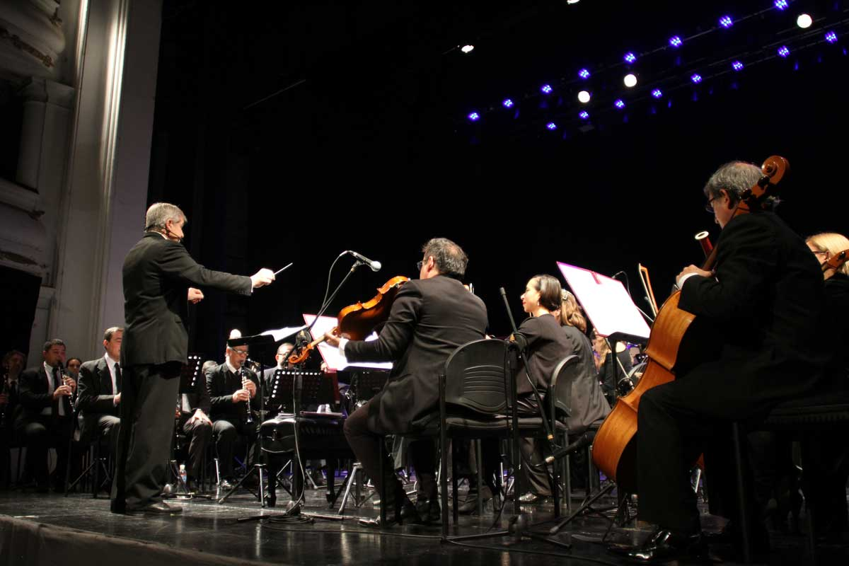 La Banda Sinfónica de la Provincia presenta el Concierto de Navidad en el Teatro San Martín.
