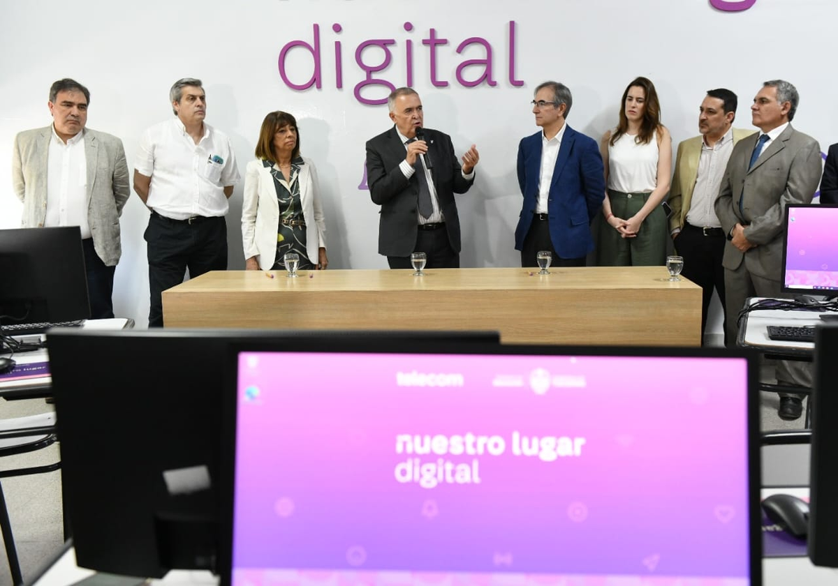 Jaldo inauguró un aula digital junto con autoridades de Telecom