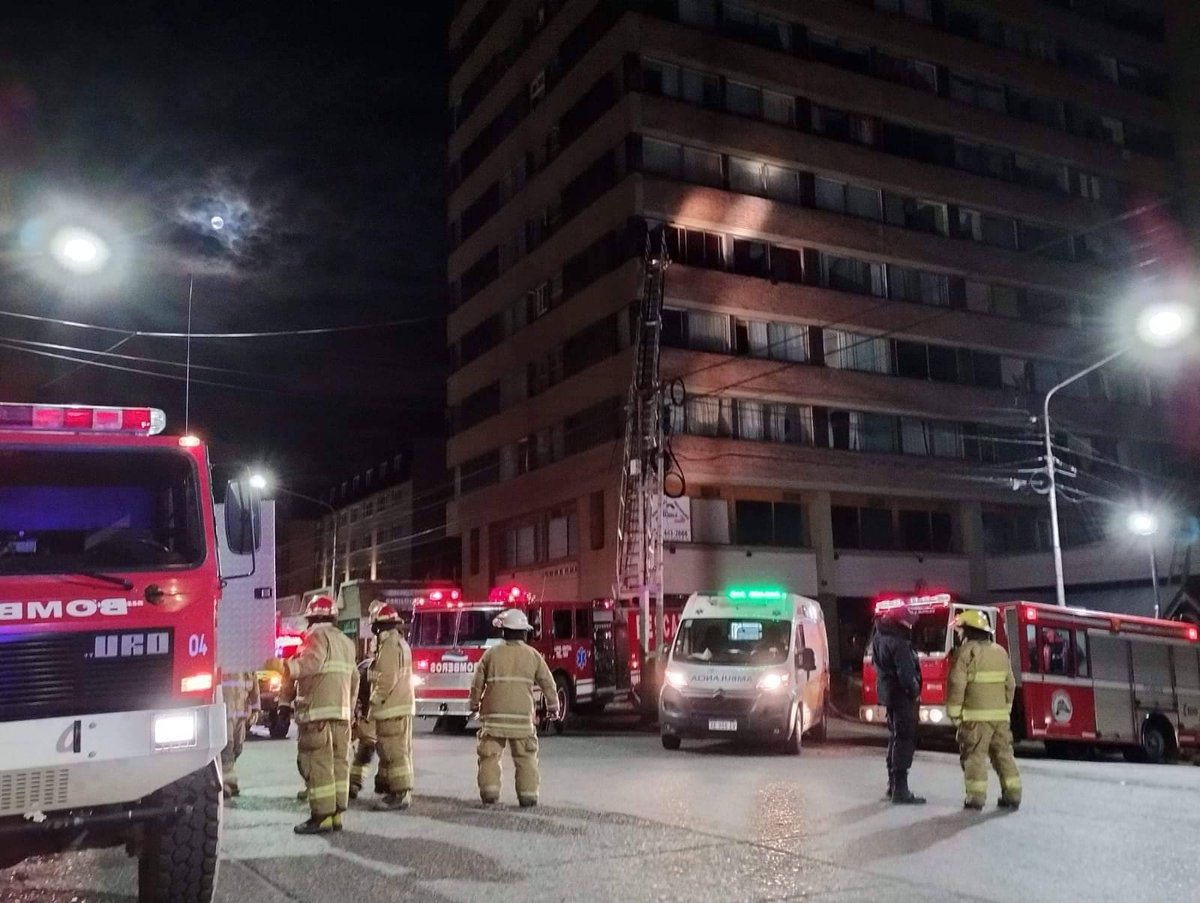 Bariloche: cuatro heridos y más de mil evacuados en un incendio
