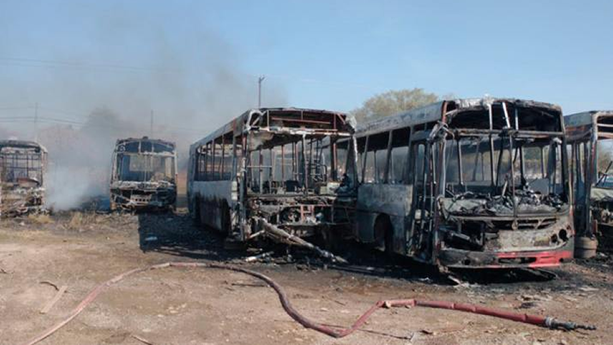 Un incendio consumió 14 colectivos en Santiago del Estero